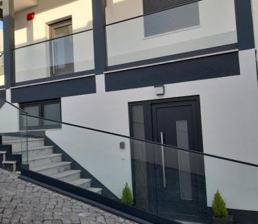 Loures House | Hall 92 Quartos com WC em moradia com piscina A-das-Lebres Loures