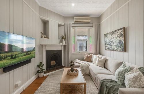 Toowoomba House | Henleigh Cottage - Central CBD Location & Charm