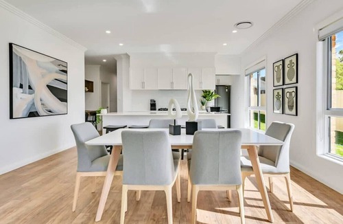 Orange House | Hideaway on Curran. Firepit & Four Bedrooms. Orange CBD.