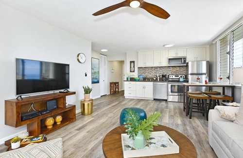 Waikiki Condo | High Floor with Ocean View! Bedroom A/C, W/D, Wi-Fi, Pool, FREE Parking!