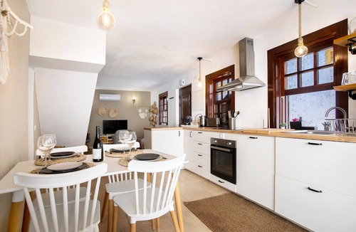 Cartaxo House | Holiday Home 'River Sun' with Private Pool, Wi-Fi and Air Conditioning