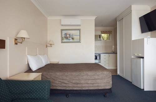Narooma Hotel | Holiday Lodge Motor Inn