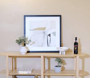 Robertson House | Homy Spacious 4B2B w Parking steps to Malls Dining