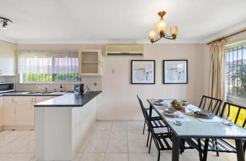 Robertson House | Homy Spacious 4B2B w Parking steps to Malls Dining