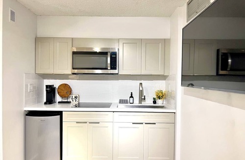 Downtown Honolulu Apartment | Honolulu Hideaway Suite in the Heart of the City + 1 Free Parking