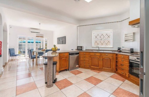 Ameijeira House | HostWise - Spacious Family House w/Garden