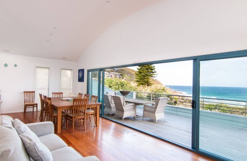 Blueys Beach House | Huey's Lookout - beachfront spacious pet friendly home