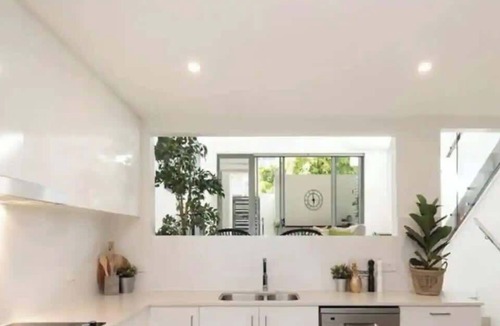 Wooloowin House | Huge Townhouse|5km City & Airport|3 Bathrooms