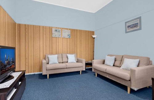The Entrance North Apartment | Hutton Hide Away - East Coast Getaways