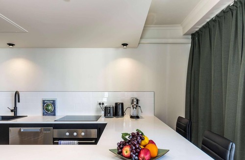 Darlinghurst Apartment | Hyde Park Views Mardi Gras Balcony Pool & Gym