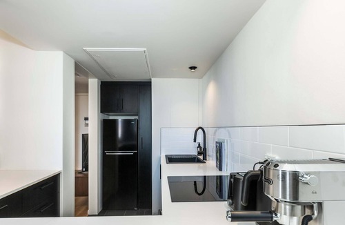 Darlinghurst Apartment | Hyde Park Views Mardi Gras Balcony Pool & Gym