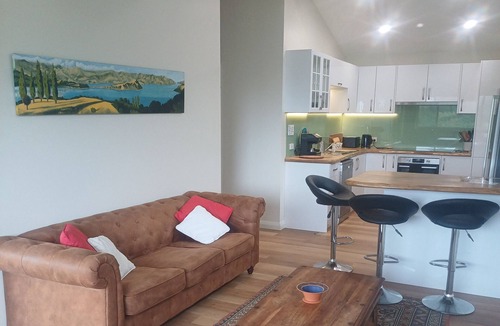 Innes View Cottage | 'Infinity Cottage' - surrounded by orchards, pasture, bush and mountains