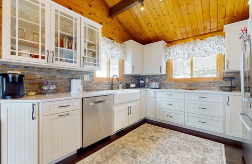 West Dover House | Inviting mountain view home with game room, balcony & W/D