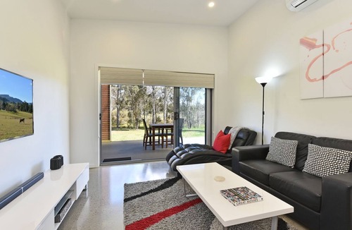 Pokolbin Villa | Ironbark Hill Villa 1