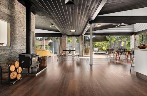 Ellalong House | Jasmine Escape SPA Pool Secluded Bush Views