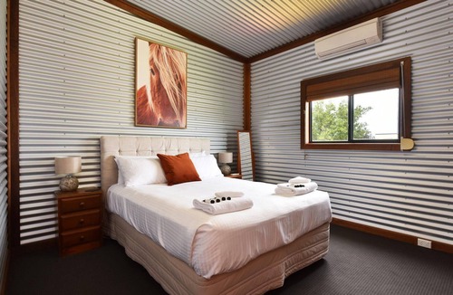 Lower Belford House | Kelman Cottage - tucked away with pool + views + native wildlife