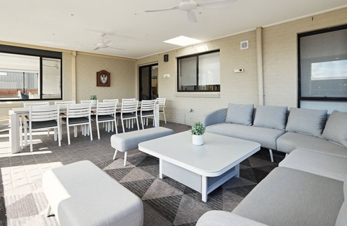 Forresters Beach House | KINARA - BRAND NEW 5 Bedrooms, POOL, Walking distance to beach