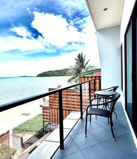 Siray House | Koh Sirey Beachfront Pool Villa