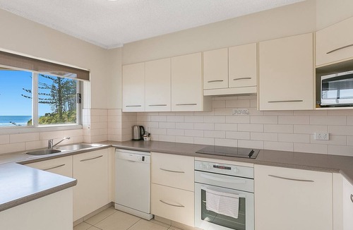 Coolangatta Apartment | Kooringal Unit 10 Excellent location to patrolled beaches, shopping, cafes and clubs