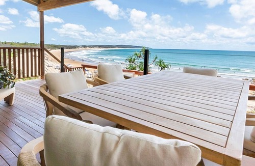 Agnes Water House | Lady Agnes Beach House - right on Agnes beach