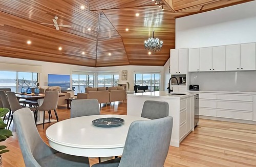 Lake Macquarie City Council House | Lake Daze at Coal Point - Lakeviews, Pool & BBQ