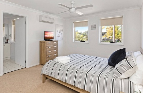 Mannering Park House | Lake Getaway - Stay 2 nights, get 1 night free!