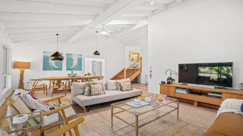 Avoca Beach House | Lake House Hideaway - Serene Lakeside Retreat