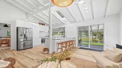 Avoca Beach House | Lake House Hideaway - Serene Lakeside Retreat