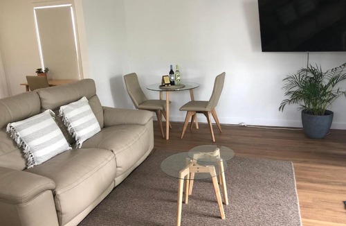 Marks Point Bed & Breakfast | Lakeside Bungalow
