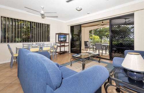 Yorkeys Knob Apartment | Large Beachfront Apartment
