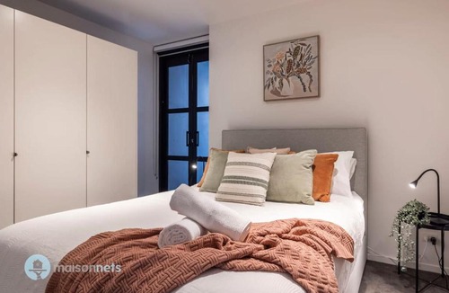 Kingston Apartment | Large Modern 2 Bdrm Apt, Water Views, 2x Car Spots