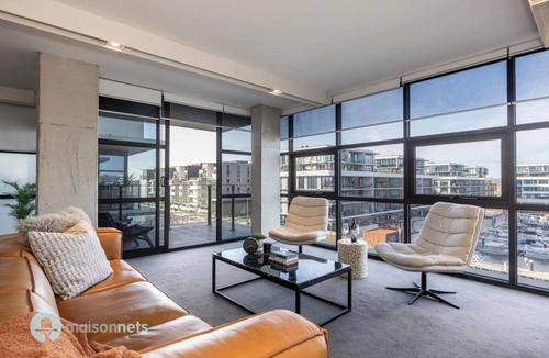 Kingston Apartment | Large Modern 2 Bdrm Apt, Water Views, 2x Car Spots