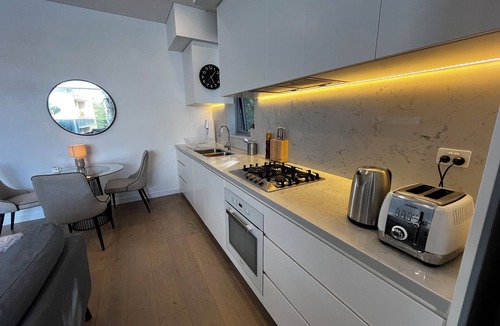 North Bondi Apartment | Large Top floor Penthouse Apartment with Private Elevator access from U/G Garage