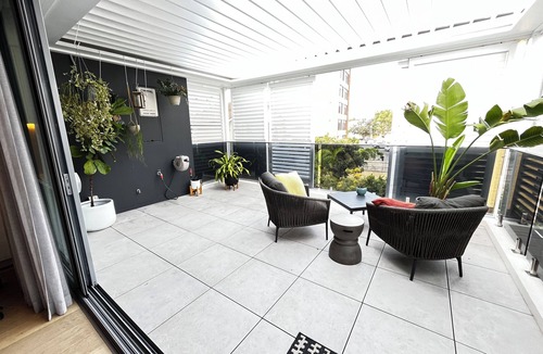 North Bondi Apartment | Large Top floor Penthouse Apartment with Private Elevator access from U/G Garage