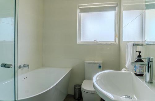 Largs Bay House | Largs Bay Jetty front Esplanade Stay - Koala Stay