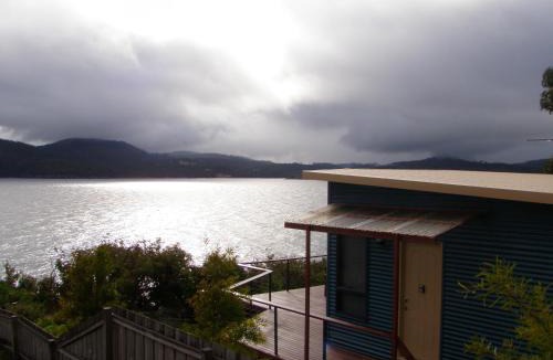 White Beach House | Larus Waterfront Cottage