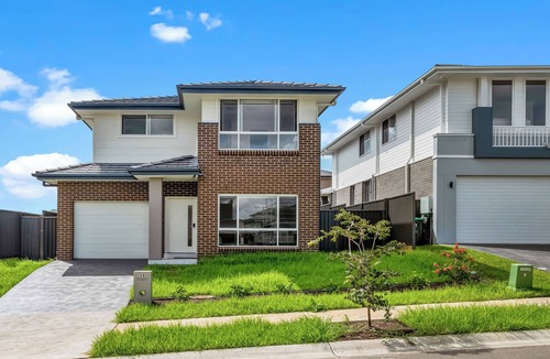 Leppington House | Leppington Two-Level 4Br near Village & Woolworthsn