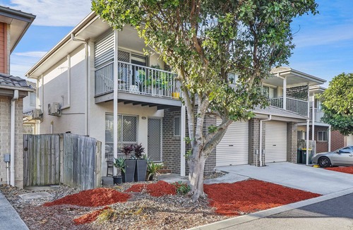 Bracken Ridge House | Light filled townhouse