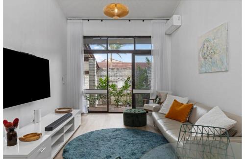 Blue Bay Apartment | Light filled Villa Moments to the Beach