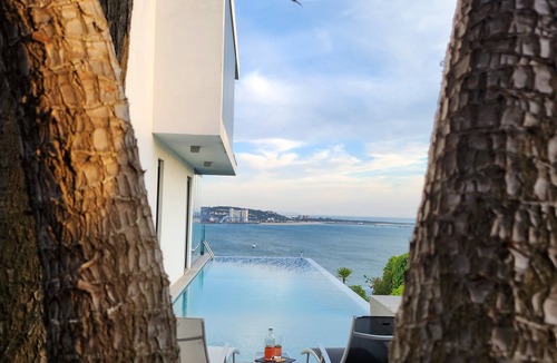Cruz Quebrada Villa | Lisbon 3 floor 3 bedroom Villa, unique Sea View, Infinity Pool, Terrace, and Gym