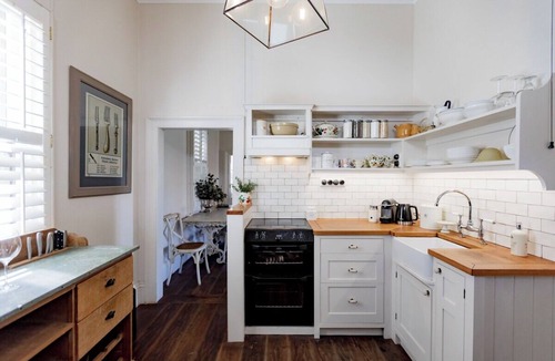 Wollongong CBD Cottage | Little Milton Heritage Cottage 5 minutes walk to Harbour,