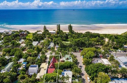 Belongil House | Longhouse - spacious 4 BR Belongil Beach retreat