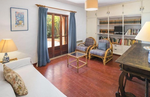 Caramujeira Villa | lovely 4 bedroom country villa AC and private pool yet just 800m from the nearest beach