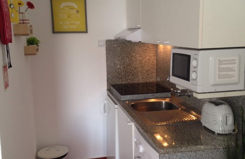 Calicos Apartment | Lower Albufeira. Wi-Fi. Sea view. Beach 5 min walk. Balcony. Quiet area.