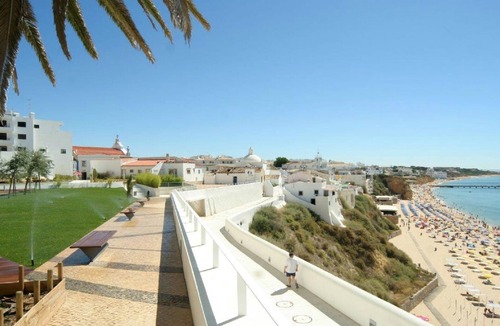 Calicos Apartment | Lower Albufeira. Wi-Fi. Sea view. Beach 5 min walk. Balcony. Quiet area.
