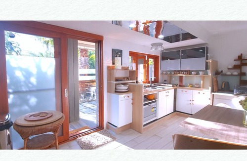 Palm Beach Apartment | LUCKY Beach HOME! Centre of Palm Beach. Walk to Beach, Cafes, Golf Club, Jonah's