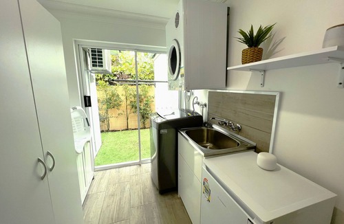 Holloways Beach Apartment | LUX HC Waters Edge Presents our exquisite beachfront house in Holloways Beach