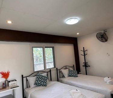 Fai Kaeo Bed & Breakfast | Luxe Nan Twin Bed Room