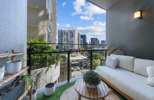 Newstead Apartment | Luxury 2 Bed 2 Bath Parking Pool Gym & Sauna