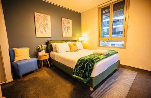 Camperdown Apartment | Luxury 2 BR , Pool Gym Parking Sydney CBD getaway
